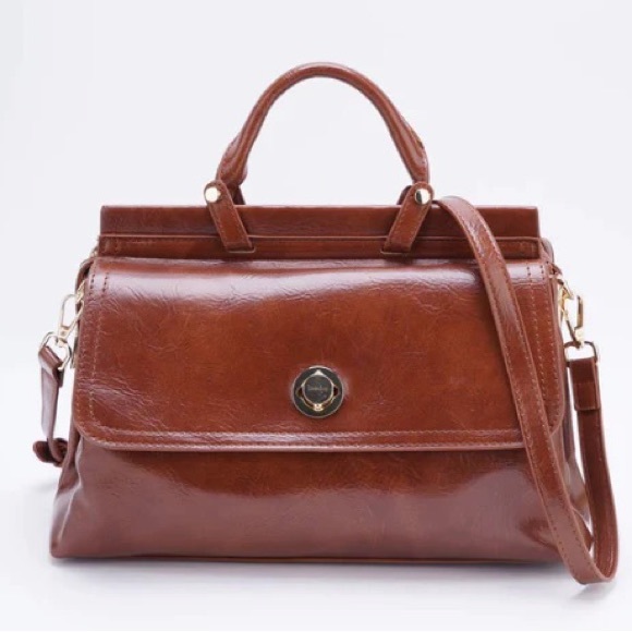 Handbags - 31 x W12 x H16.5cm
BagType - Shoulder
Material- High-definition oil wax leather